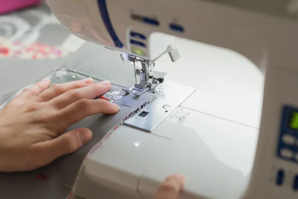 Sluit vrouw handen op naaimachine naaien — Stockfoto