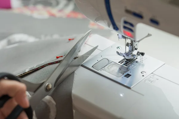 Close woman hands sewing on sewing machine — Stock Photo, Image