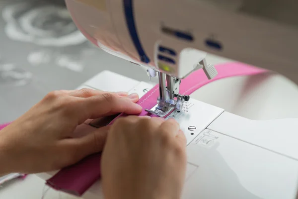 Cerrar las manos de la mujer costura en la máquina de coser — Foto de Stock