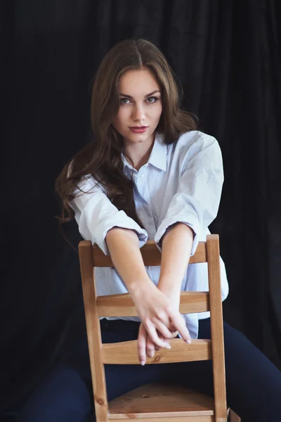 Porträtt av vacker kvinna sitter på stol — Stockfoto