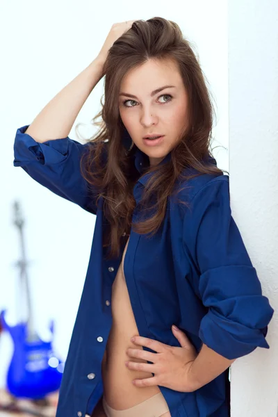 Bella ragazza sexy in camicia blu — Foto Stock