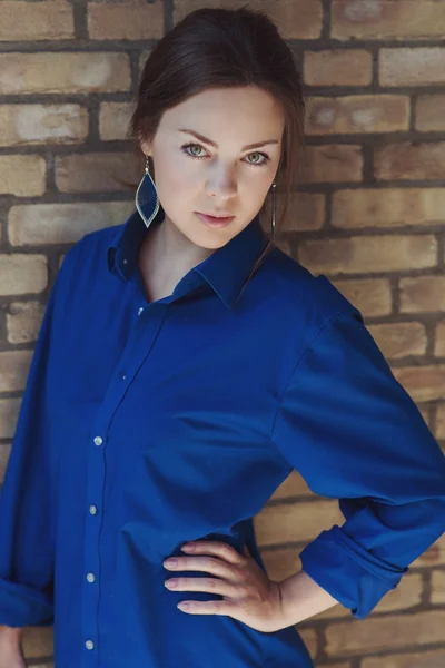 Bella ragazza sexy in camicia blu — Foto Stock