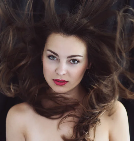 Ritratto di bella donna elegante con capelli braun e labbra rosse — Foto Stock