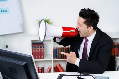 Bir megafon bağıran kızgın işadamı bir ofiste