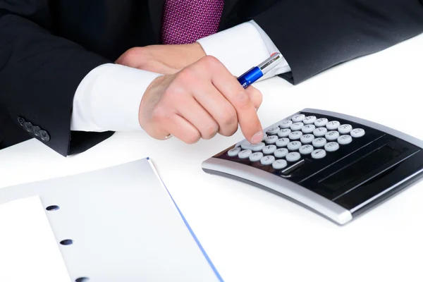 Geschäftsmann arbeitet mit Taschenrechner im Büro — Stockfoto