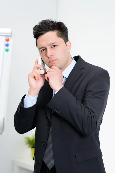 Homme d'affaires parlant au téléphone au bureau — Photo