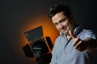 Güzel erkek model ışığı yanıp söner Studio poz