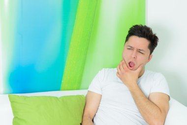 genç adam bir diş ağrısı vardır