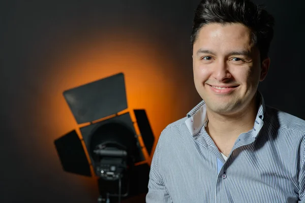 Hermosa modelo masculina posando en el estudio en los destellos de luz — Foto de Stock