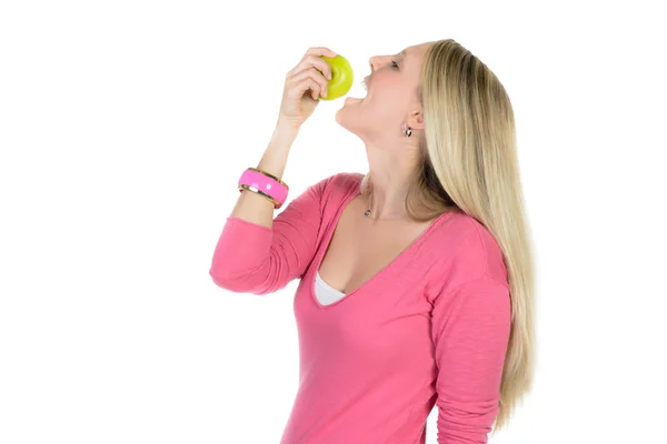 Bela mulher comendo uma maçã — Fotografia de Stock