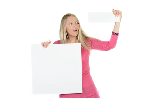 Bela mulher loira segurando dois anúncios em branco — Fotografia de Stock