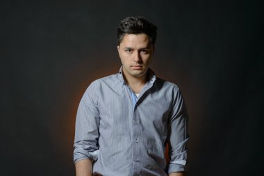 yakışıklı adam grunge arka plan