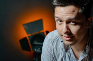 Güzel erkek model ışığı yanıp söner Studio poz