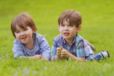 iki küçük çim döşeme kardeşler
