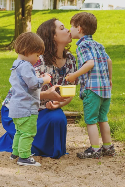 Mãe com dois filhos ao ar livre — Fotografia de Stock