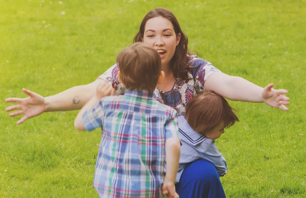 어머니 아들 야외 — 스톡 사진