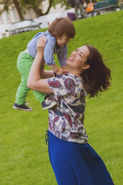 Madre con hijo al aire libre —  Fotos de Stock