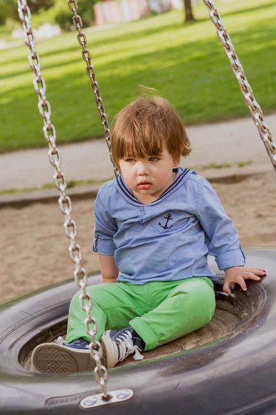 Lindo niño en un columpio —  Fotos de Stock