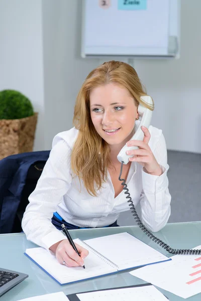 Mulher atraente no escritório no telefone — Fotografia de Stock