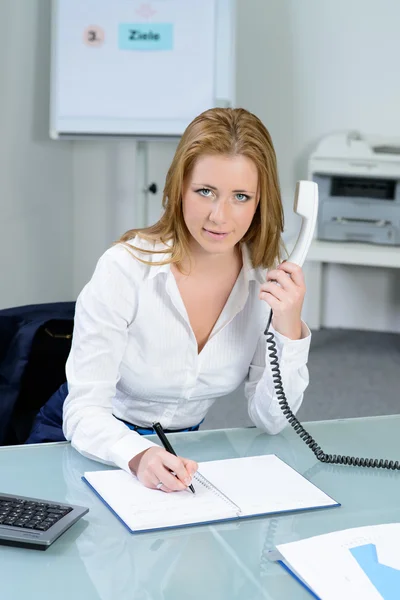 Attraktive vrouw in kantoor op telefoon — Stockfoto