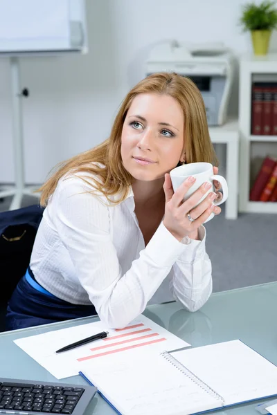 咖啡在办公室的美丽的女商人 — 图库照片