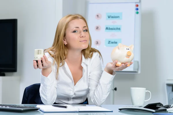 Schöne Frau im Amt sorgt sich um Heizkosten — Stockfoto