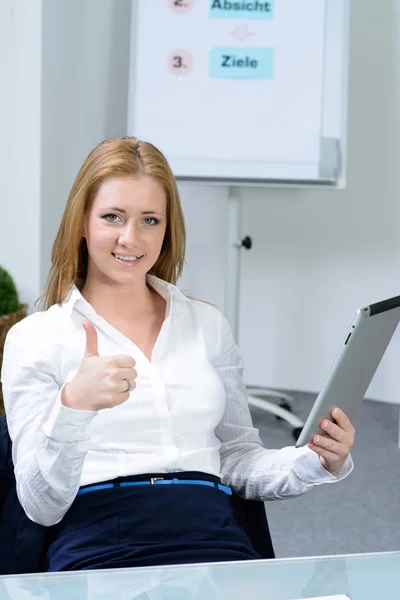 Mulher de negócios atraente no escritório com tablet — Fotografia de Stock