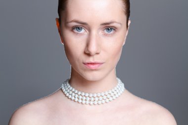 İnci kolye ile güzel kadının moda portre