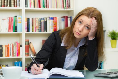  pc ve bir yüksek schoo çalışma kitapları ile güzel kız öğrenci