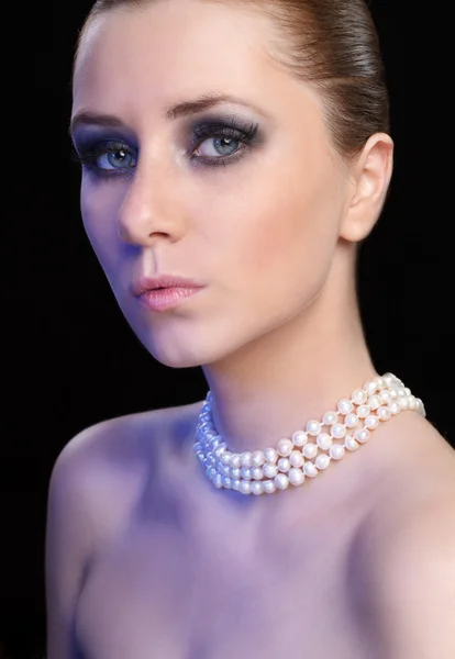 Retrato de moda de mulher bonita com colar de pérolas — Fotografia de Stock