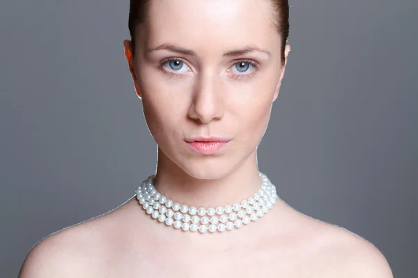 Mode portret van mooie vrouw met parel ketting — Stockfoto
