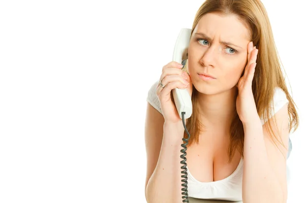Atraktivní mladá žena zlobit, mluvit na telefon — Stock fotografie