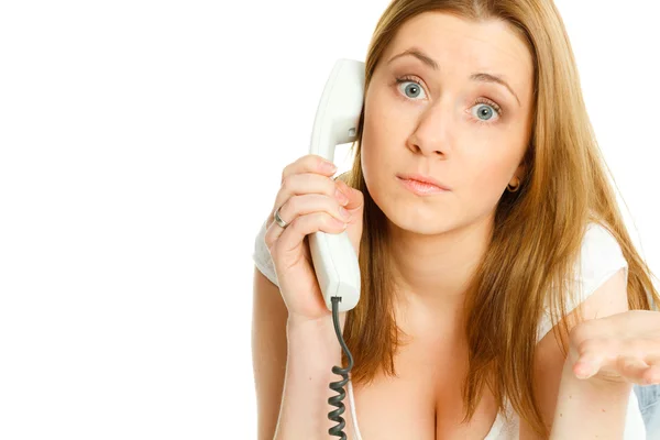 Attraktive junge Frau wütend am Telefon — Stockfoto