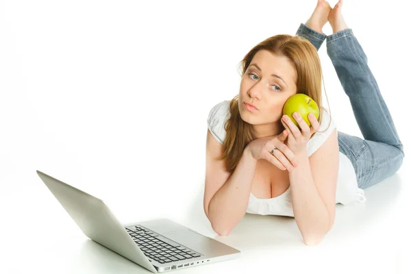 Attractive young woman laying on the floor with a laptop and app — Stock Photo, Image