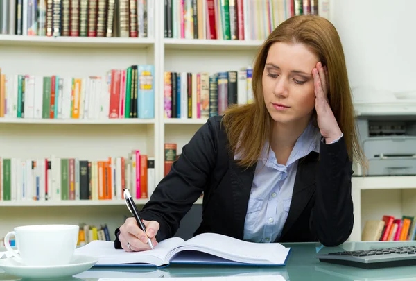 Hübsche Studentin mit PC und Büchern, die in einem High Schoo arbeitet — Stockfoto