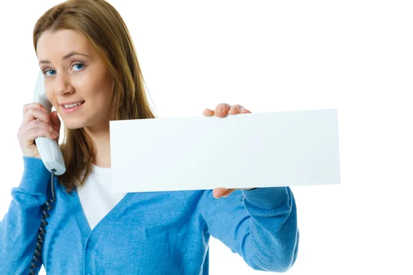 Attraktiv ung kvinna med Tom annons banner och telefon — Stockfoto