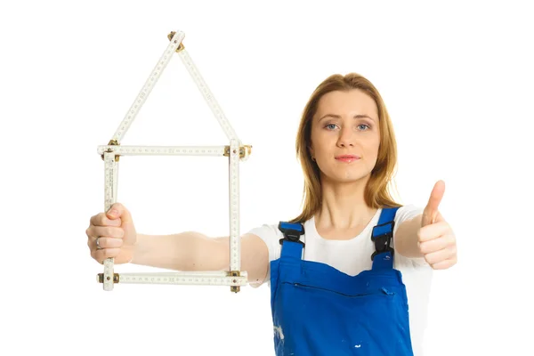 Ung kvinna med fällbara linjalens bildas som ett hus — Stockfoto