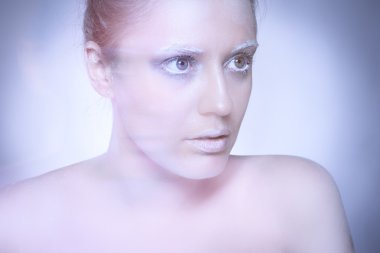 Kraliçe kar ve buz saç modeli ile