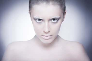 Kraliçe kar ve buz saç modeli ile