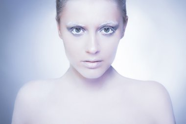 Kraliçe kar ve buz saç modeli ile