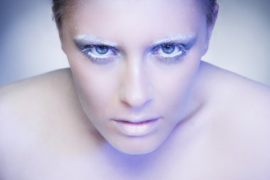 Kraliçe kar ve buz saç modeli ile