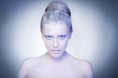 Kraliçe kar ve buz saç modeli ile