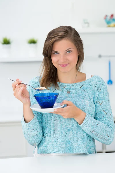 Schönes Mädchen in der Küche beim Frühstück — Stockfoto