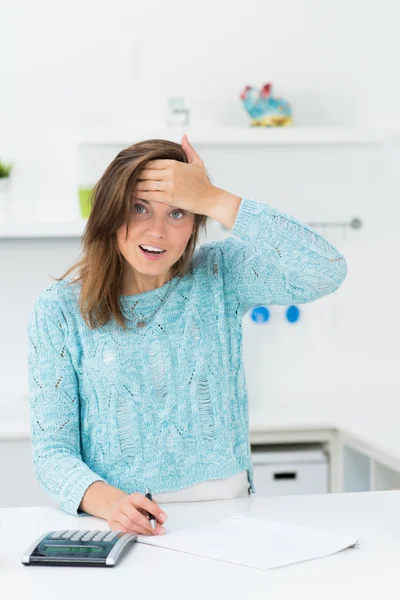 Attraktive Frau kalkuliert Hausratskosten — Stockfoto