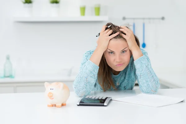 Aantrekkelijke vrouw berekening houshold kosten — Stockfoto