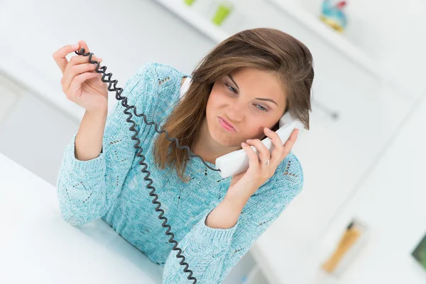 Hermosa chica hablando en el phon — Foto de Stock