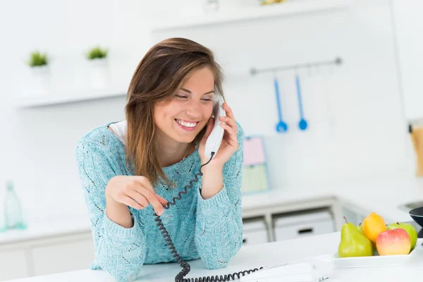 Vacker flicka talar på phonen — Stockfoto