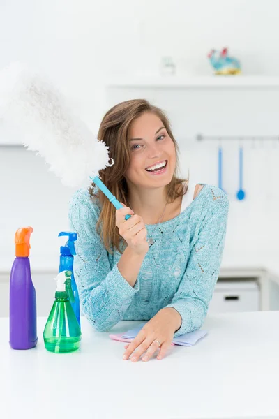 Красива дівчина розважається, прибираючи будинок — стокове фото