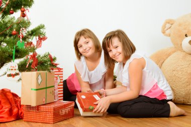 İki kız onların Noel hediye ile mutlu