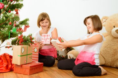 İki kız onların Noel hediye ile mutlu